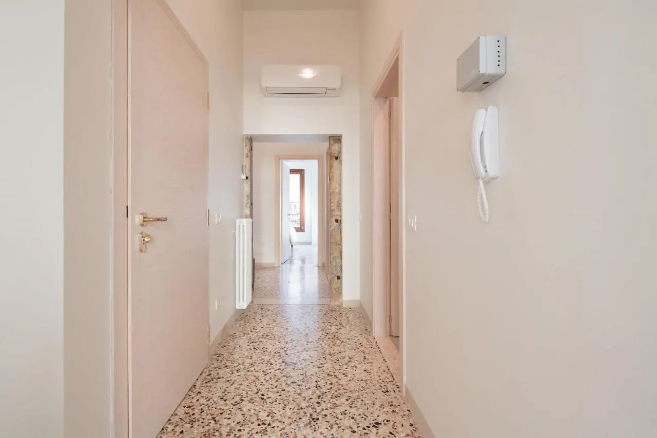 Dorsoduro Charme Apartments By Wonderful Italy Венеция 0*,